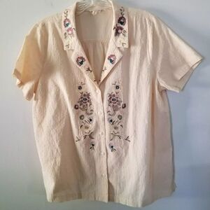 Hem & Thread Floral Embroidered Button Down Collard blouse. Size S